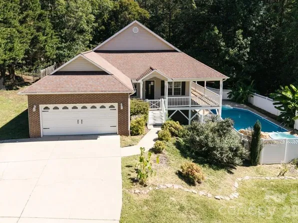 6391 Cathedral Dr, Hickory, NC 28601
