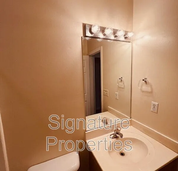 555 Fairfax Ave #C — Photo 21