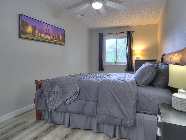 2480 N Graceland Ave #8 — Photo 13