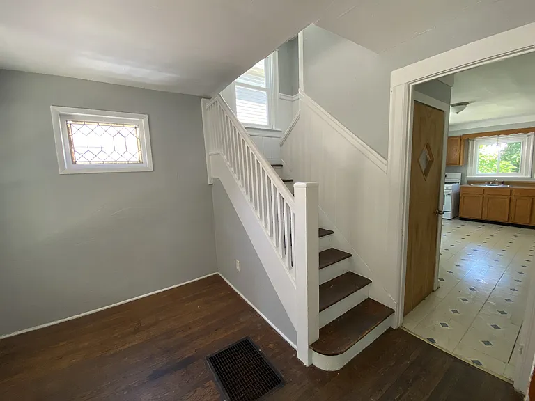 122 Hobart St — Photo 3