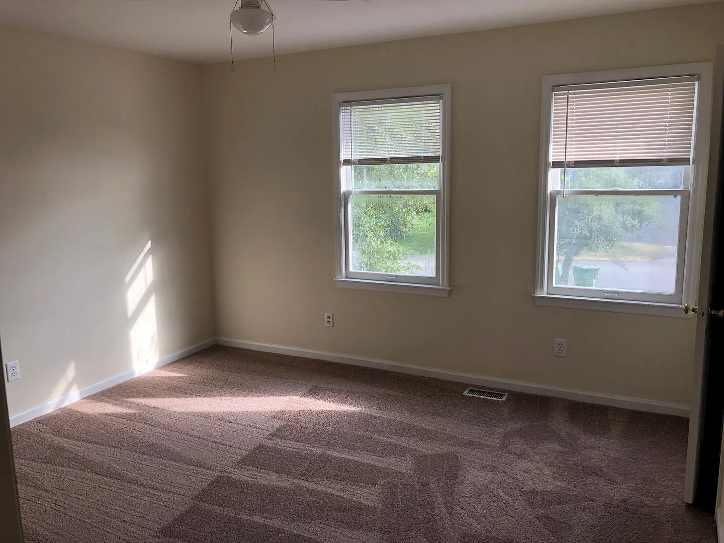 2 Bedroom 1.5 Bathroom Townhouse — Photo 4