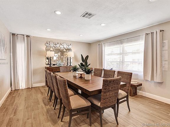 4th image of 303 SE 5th St #303