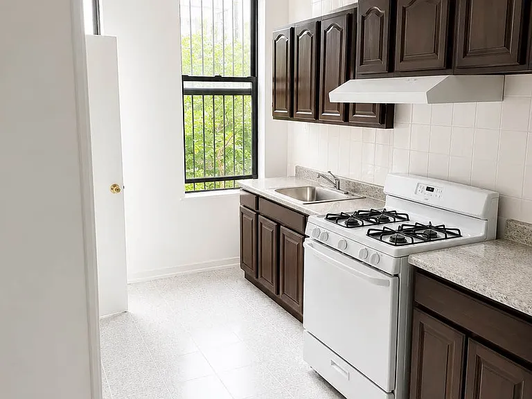 416 Stanhope St #1R — Photo 2