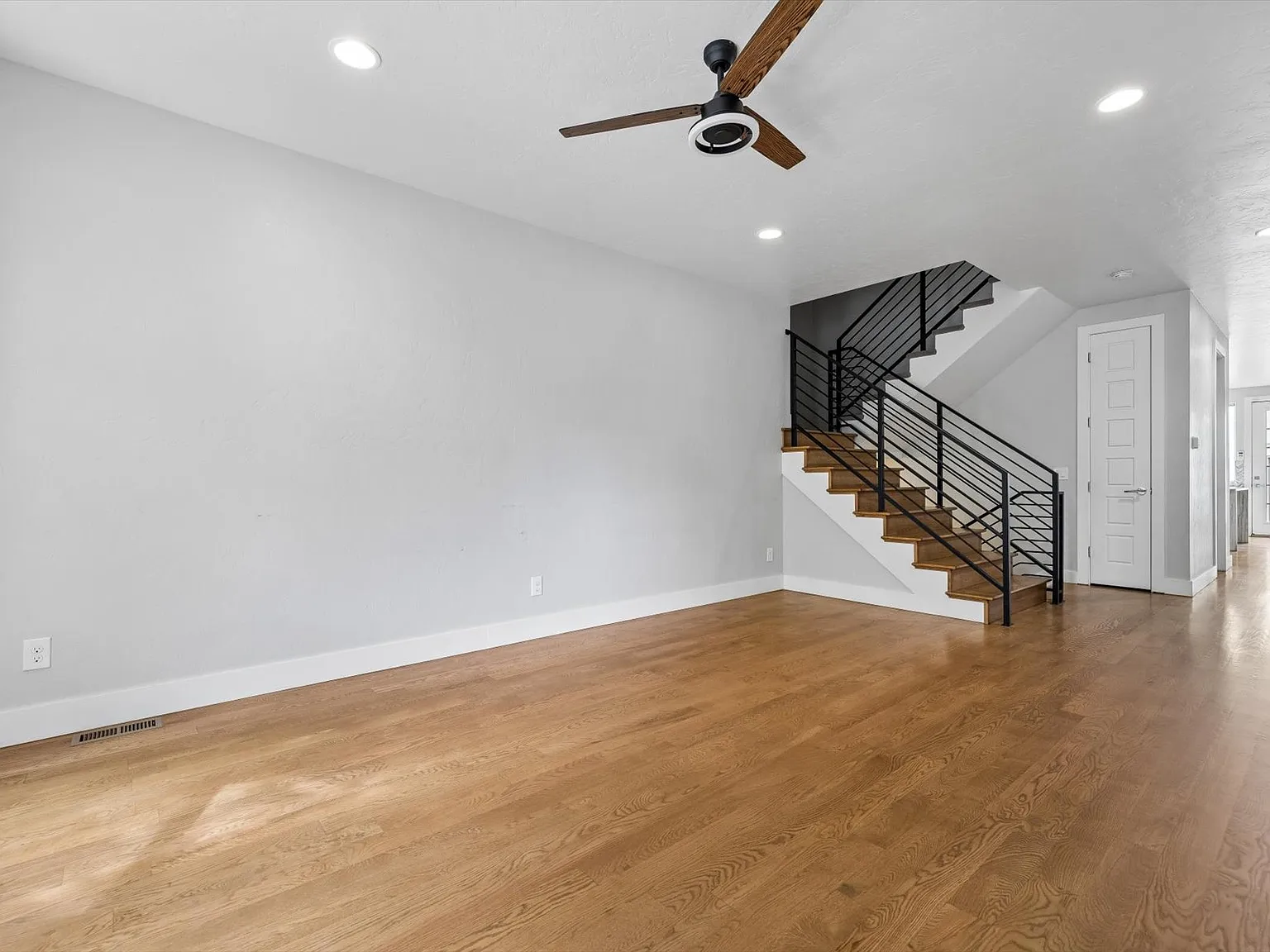 5 bed, 2663 sqft, $4,999 — Photo 3