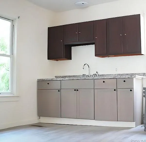 2 bed, 1.0 bath, 2122 sqft, $2,000 — Photo 4