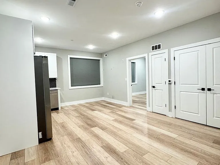 Gorgeous New Diamond St Construction Boasting Luxury Finishes — Photo 24