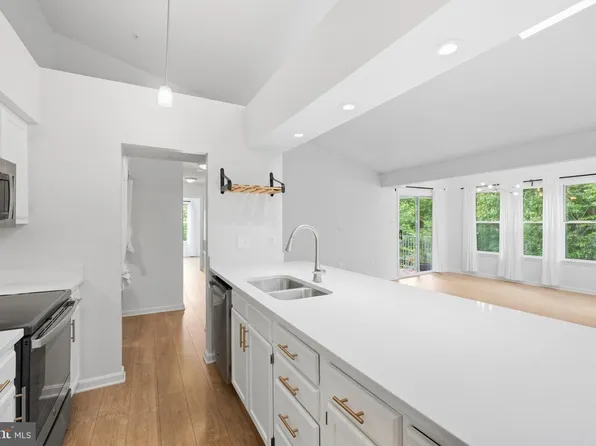 2812 Clear Shot Dr APT 11-33, Silver Spring, MD 20906