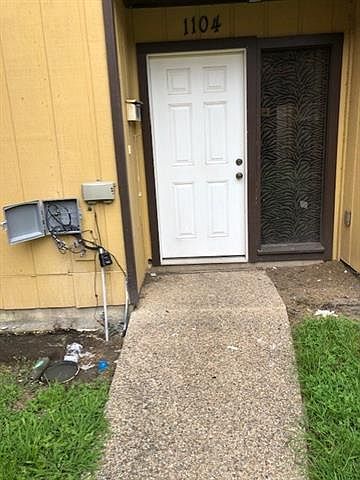 1st image of 1104 Chimney Wood Ln