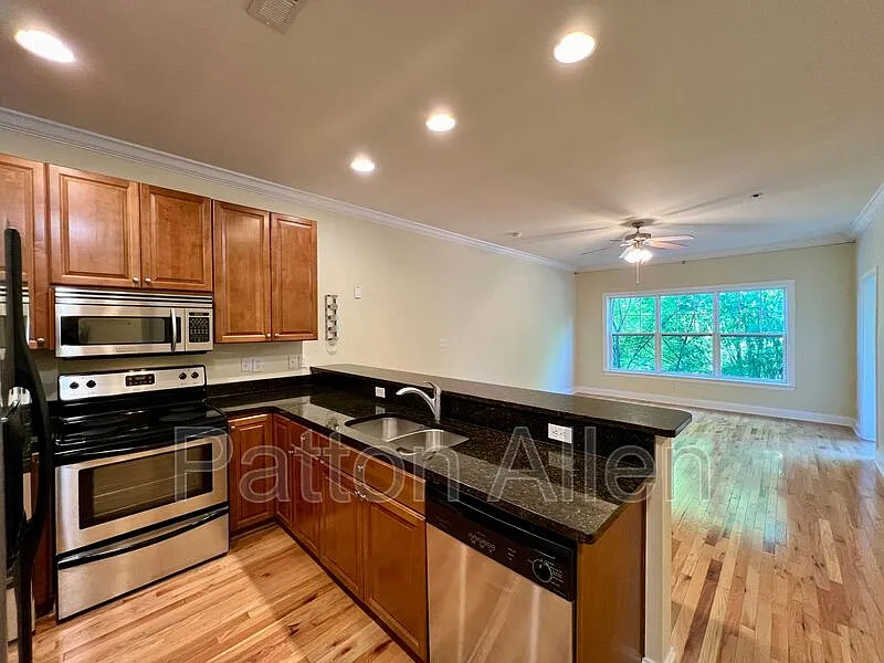 1 bed, 1.0 bath, 675 sqft, $1,595 — Photo 2