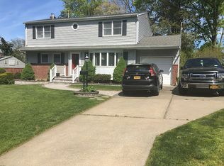 9 Saratoga St, Commack, NY 11725