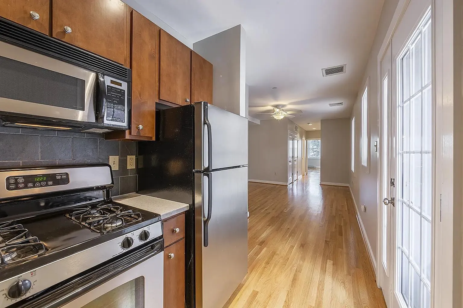 2 bed, 800 sqft, $1,900 — Photo 1