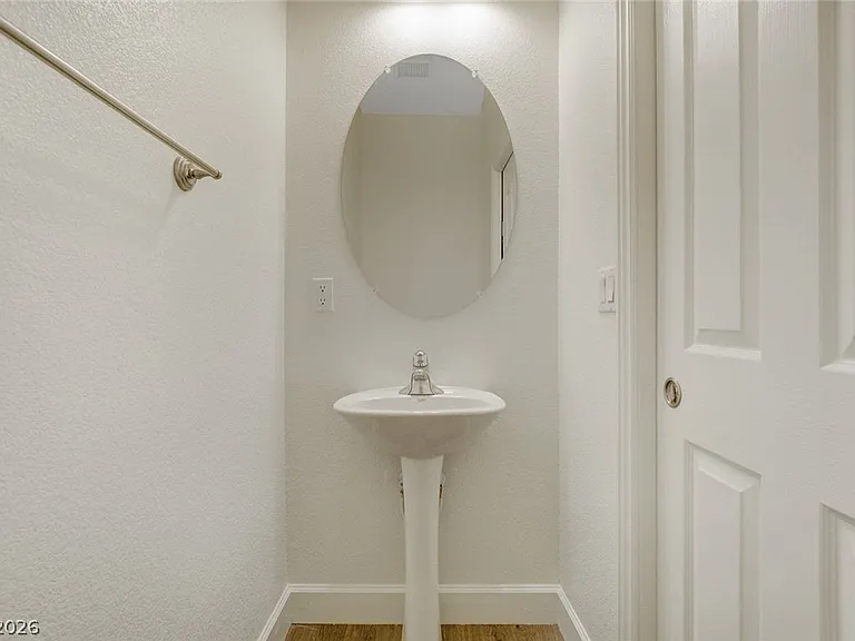 127 Tilbury Ave — Photo 15