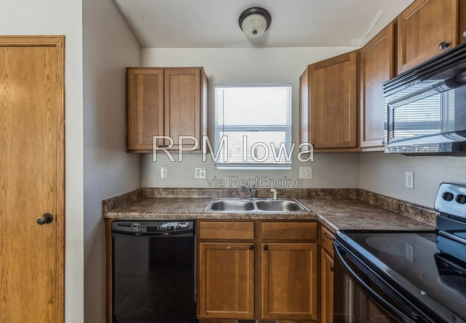 4 bed, 3.0 bath, 1988 sqft, $2,395 — Photo 4