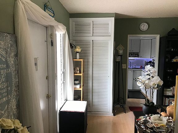 View Entry Closet/Kit Entry