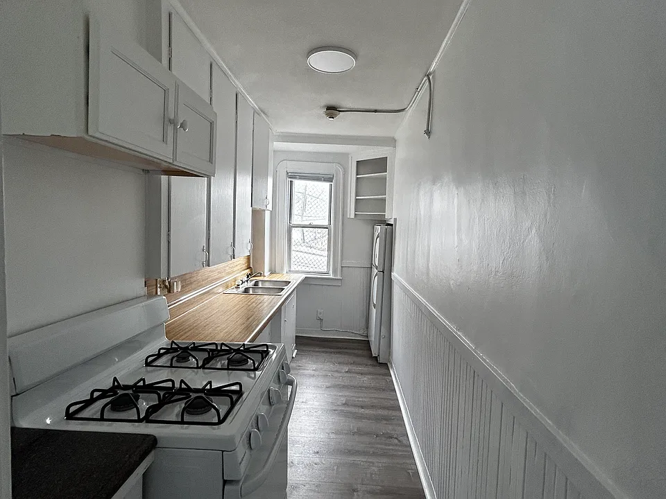  212 Burnside Ave Basem 2Bed/1Ba PetOK Laundry +Storage