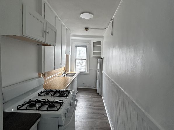 212-214 Burnside Ave #3L