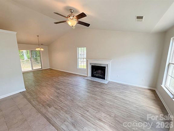 2nd image of 2324 Valleyview Dr