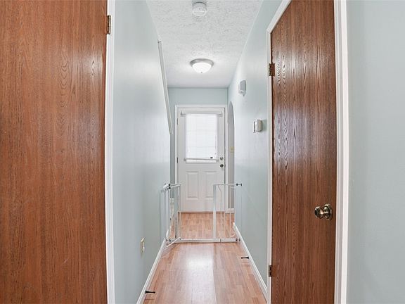 3rd image of 915 Sunset Cir