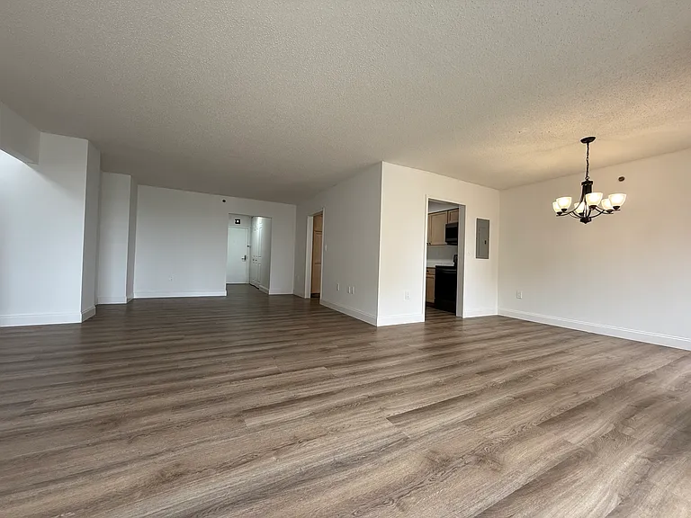 Excelsior II Apartments — Photo 15