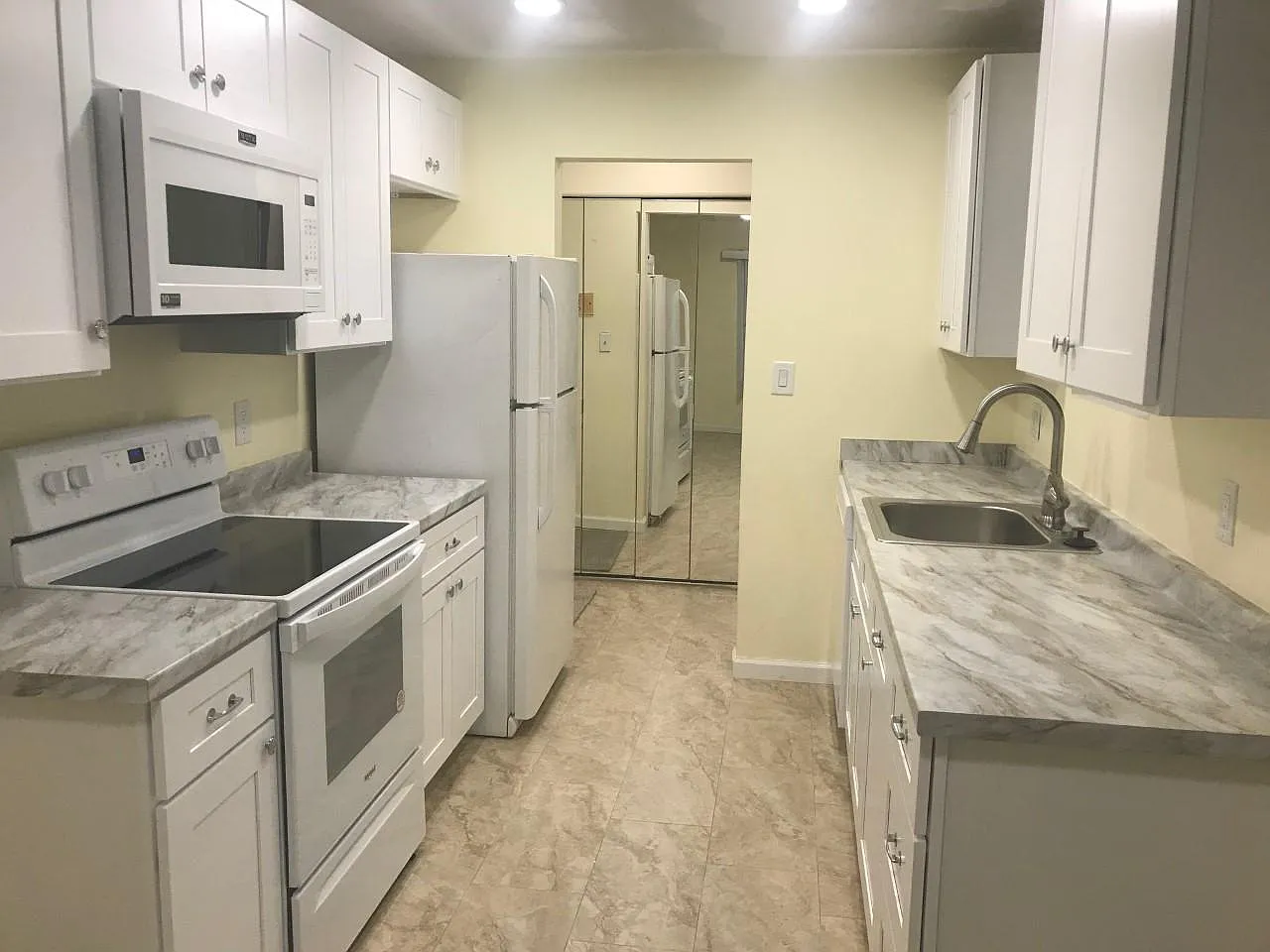 766 E Fox Hills Dr — Photo 3