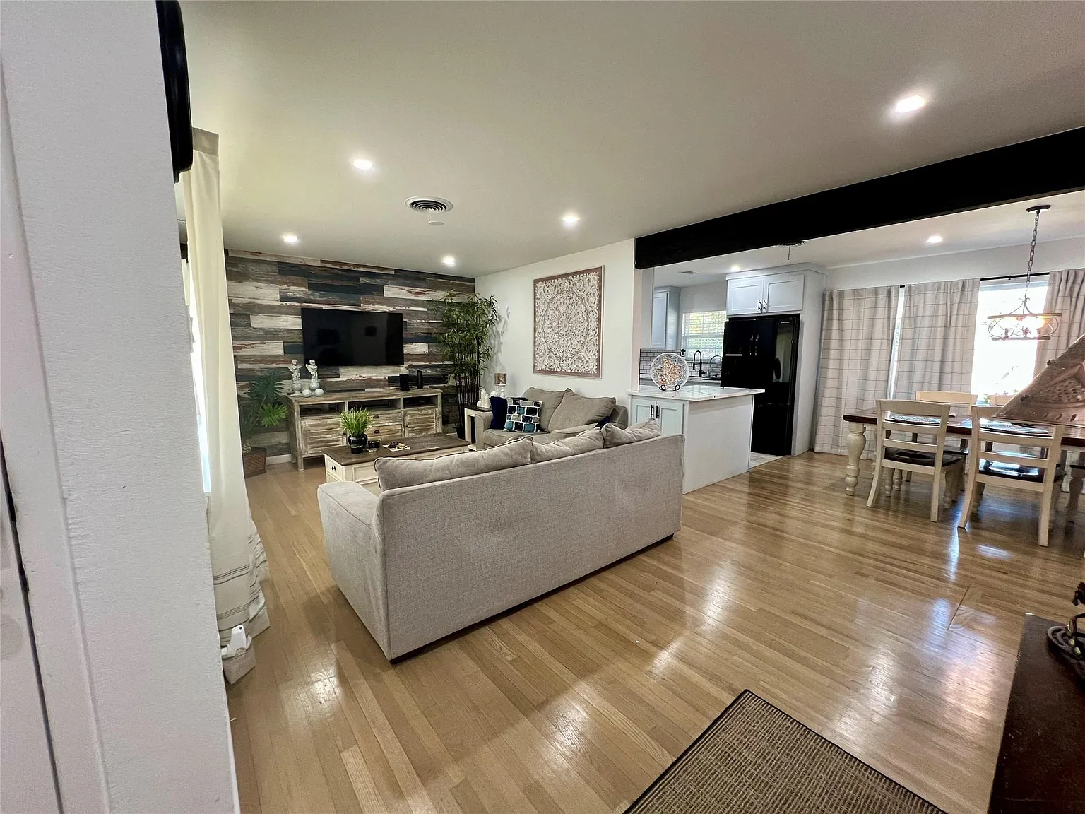 3 bed, 1359 sqft, $2,195 — Photo 3
