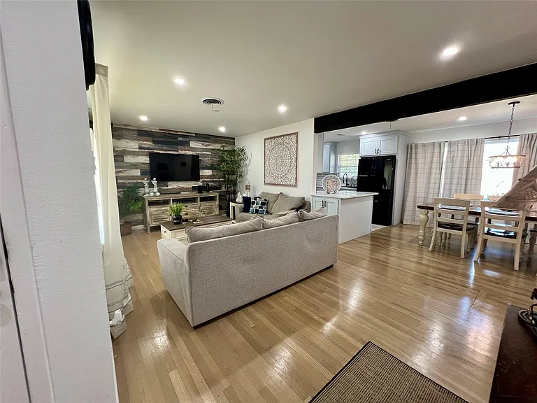 1113 Eric Ave — Photo 3