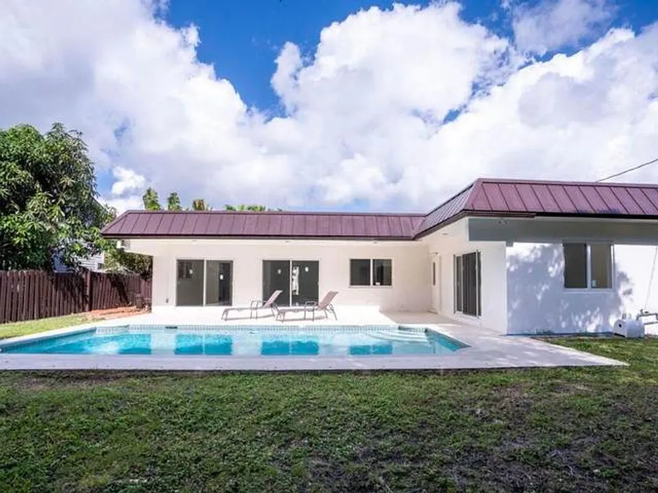 1070 SW 18th St