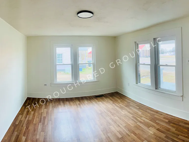 211 Cedar St — Photo 2