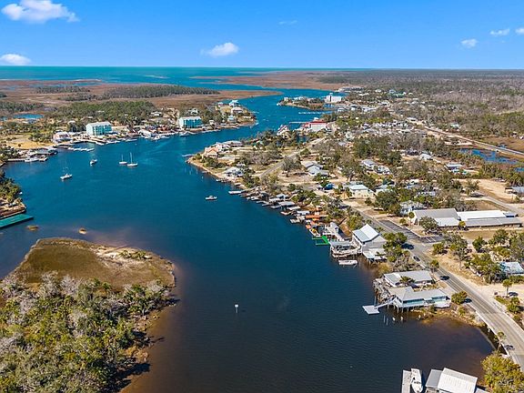 3rd image of 707 SE Riverside Dr