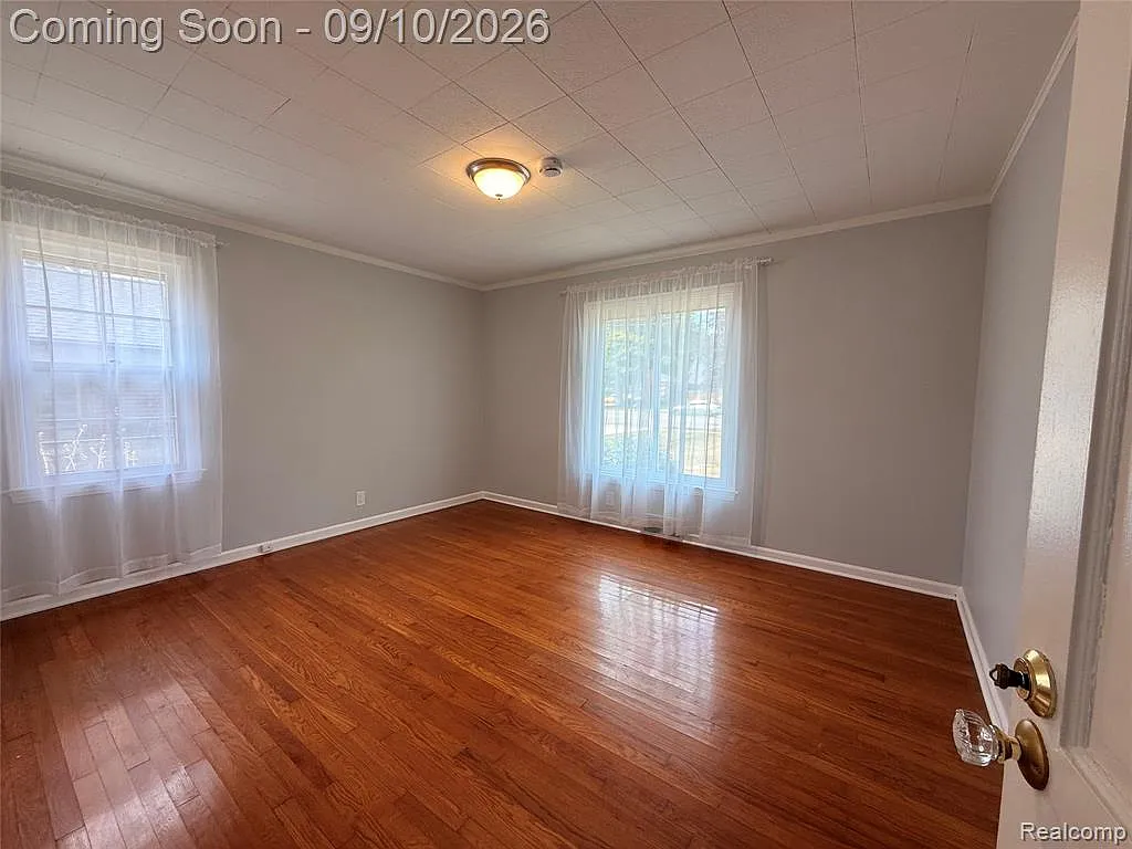 3 bed, 1.0 bath, 1200 sqft, $2,100 — Photo 4