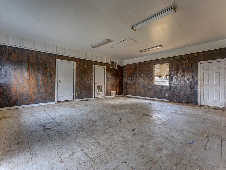 121 E Pecan St — Photo 23