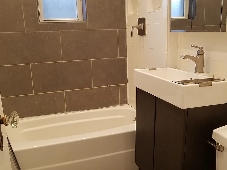 223 19th St #1R — Photo 11