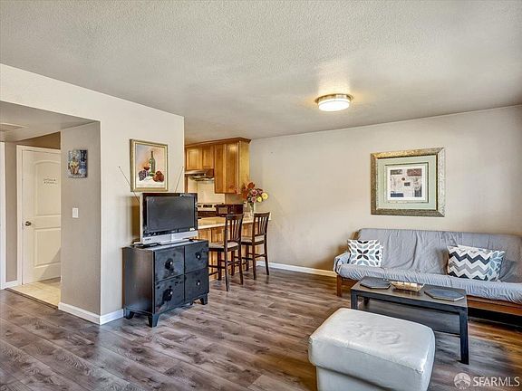 4th image of 922-924 Wyandotte Ave