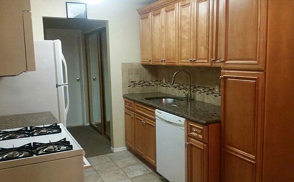 3rd image of 180 Jervis Ave