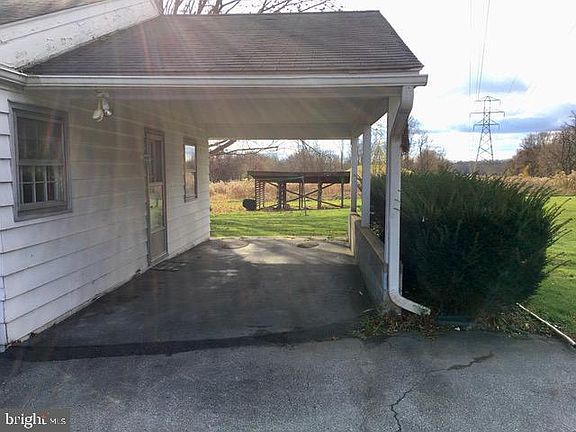 4th image of 690 Bean Hill Rd