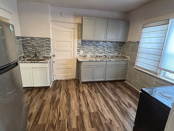 4th image of 121 Heath St