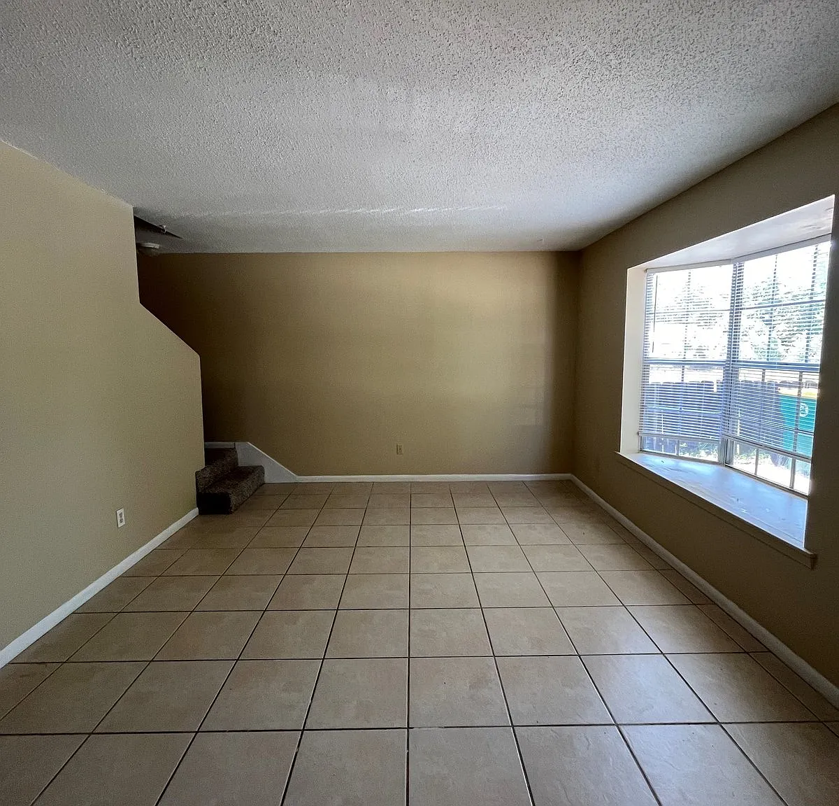 102 Valencia Drive — Photo 2