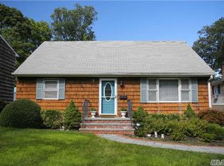 3 Private Rd, Bayville, NY 11709