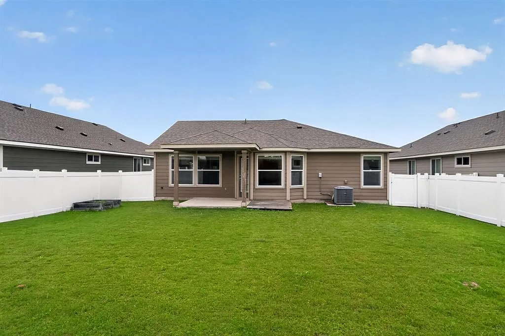 3 bed, 2.0 bath, 1400 sqft, $2,000 — Photo 3