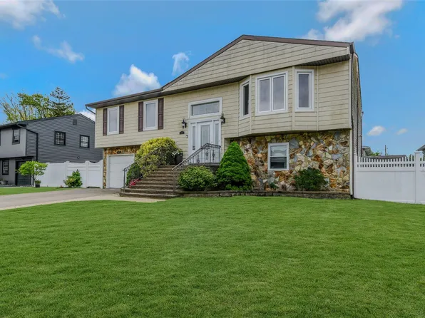 10 Garretson Avenue, Islip, NY 11751