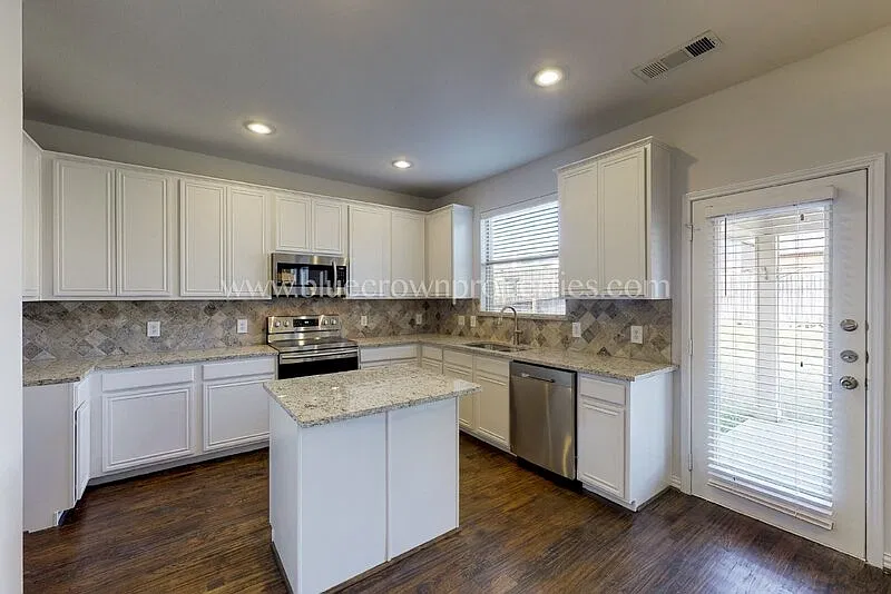 4 bed, 2.5 bath, 2593 sqft, $2,500 — Photo 4