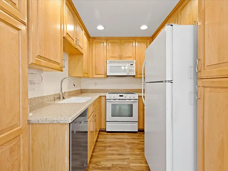 6350 Genesee Ave — Photo 9