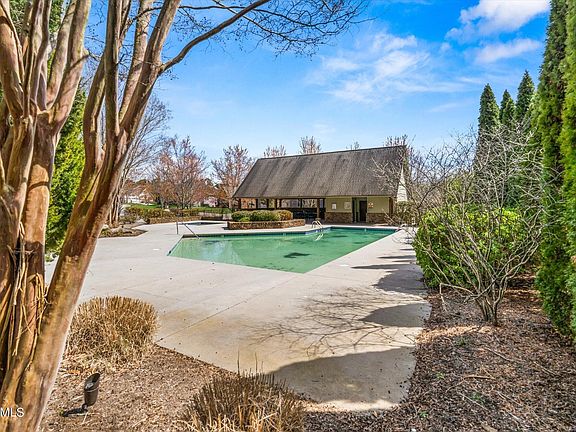 3rd image of 656 Blowing Rock Ln
