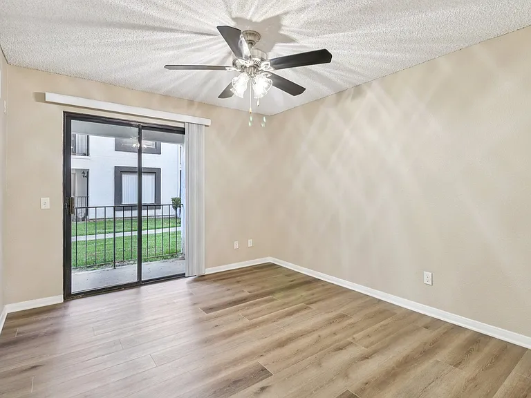 Mirada at La Jolla Colony Apartments — Photo 19