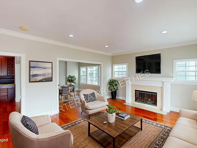 877 S Bronson Ave — Photo 2