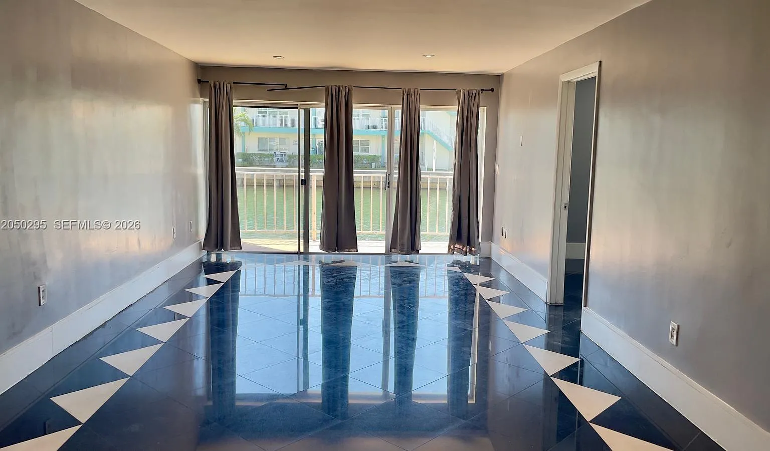 La Mar Breeze Condo — Photo 3