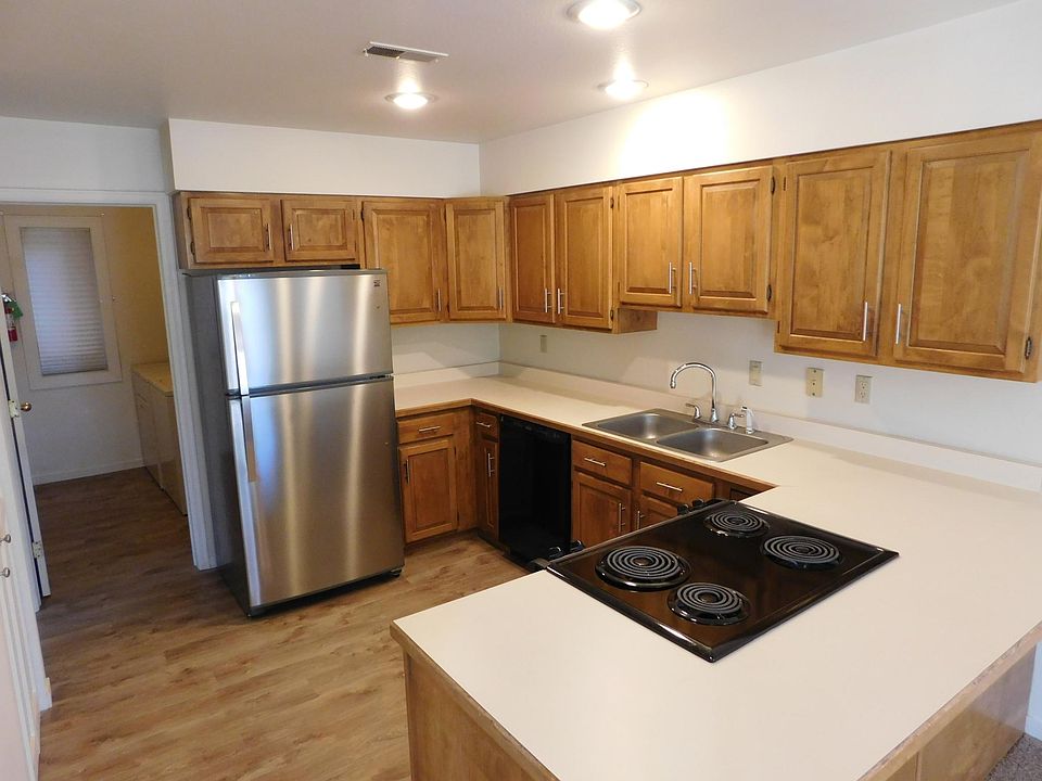 Large Kitchen with Pantry, Stainless Appliances and plenty o