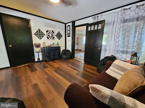 4 Old Faceful St, Falling Waters, WV 25419