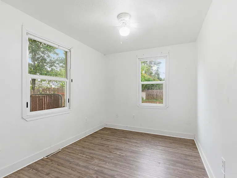 554 E Bridgeport Ave — Photo 20