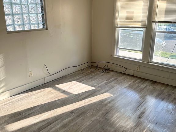 4th image of 1050 Lakewood St #1